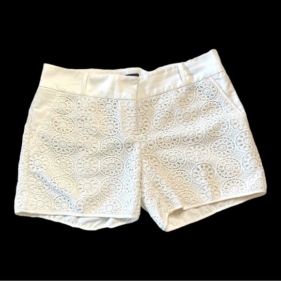 THE LIMITED,NWOT, WOMENS CROCHET LACE SHORTS IN CREAM COLOR. FAUX POCKETS.SIZE 6 - Picture 1 of 5